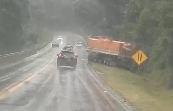 Acidente na BR-470 em Bento Gonçalves envolve carreta e quatro carros 1 Studio Notícias | Studio TV Acidente na BR-470 em Bento Gonçalves envolve carreta e quatro carros