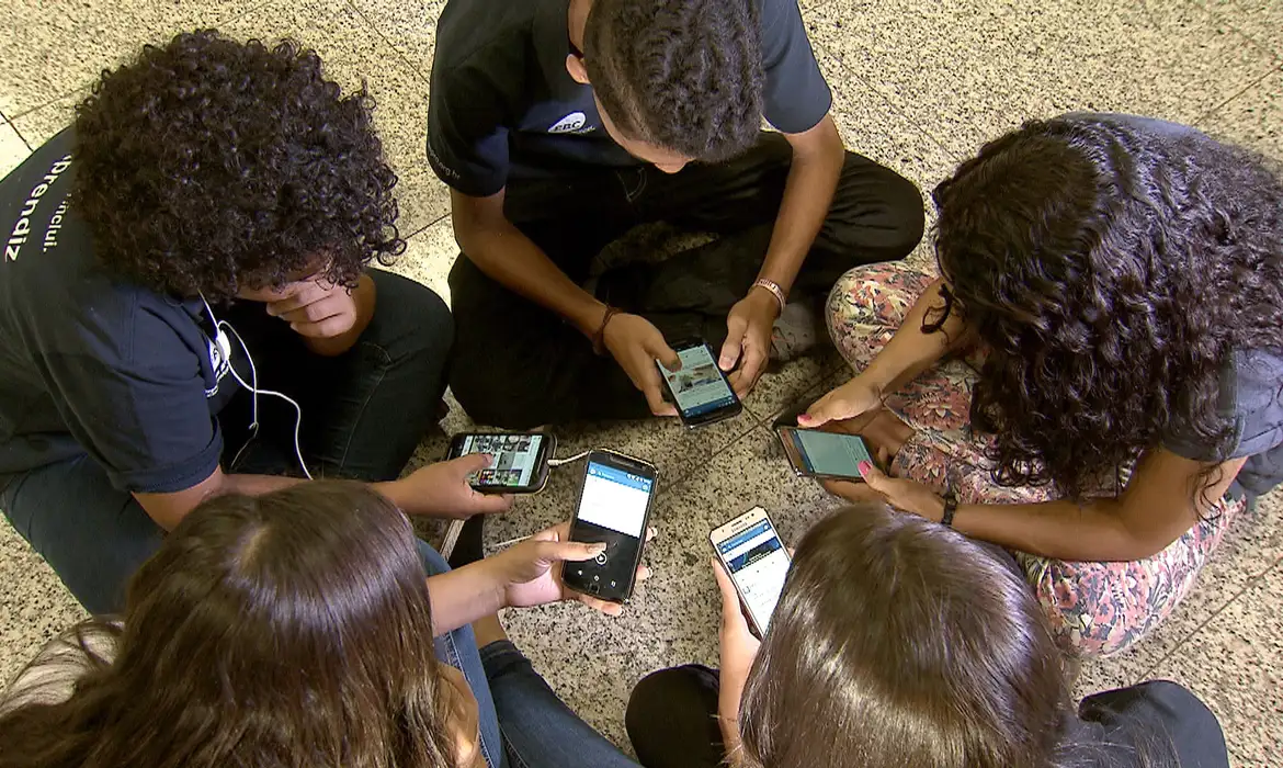 Adolescentes não têm apoio para lidar com redes sociais, diz pesquisa 1 Studio Notícias | Studio TV Adolescentes não têm apoio para lidar com redes sociais, diz pesquisa