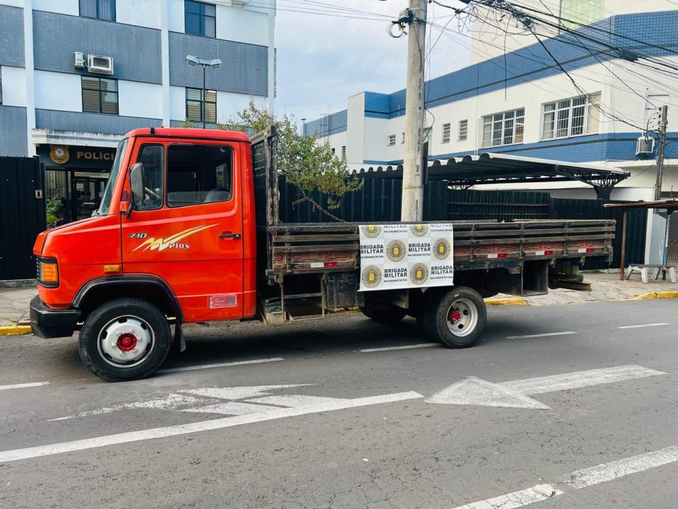 Brigada Militar de Farroupilha prende homem por receptação de caminhão envolvido em estelionato 1 Studio Notícias | Studio TV Brigada Militar de Farroupilha prende homem por receptação de caminhão envolvido em estelionato