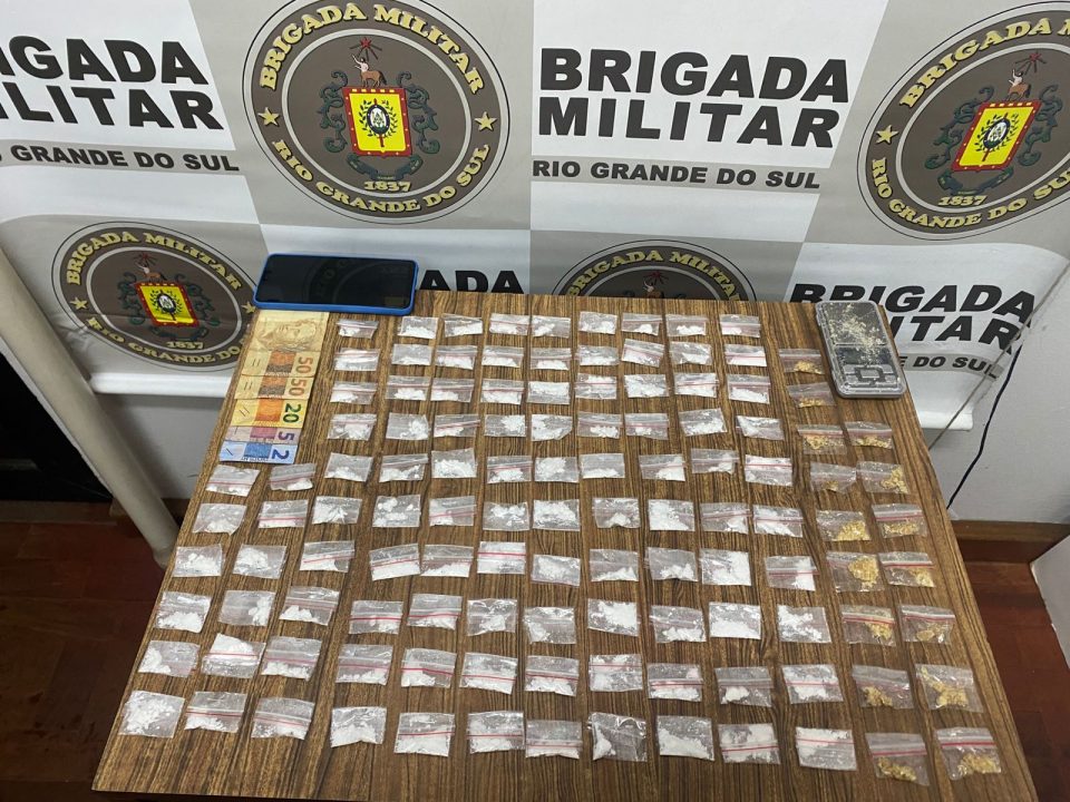Brigada Militar de Farroupilha prende mulher e apreende dois menores por tráfico de drogas 2 Studio Notícias | Studio TV Brigada Militar de Farroupilha prende mulher e apreende dois menores por tráfico de drogas
