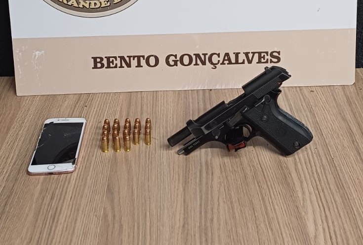 Brigada Militar prende dupla por roubo, armas e receptação em ação rápida na Serra Gaúcha 1 Studio Notícias | Studio TV Brigada Militar prende dupla por roubo, armas e receptação em ação rápida na Serra Gaúcha