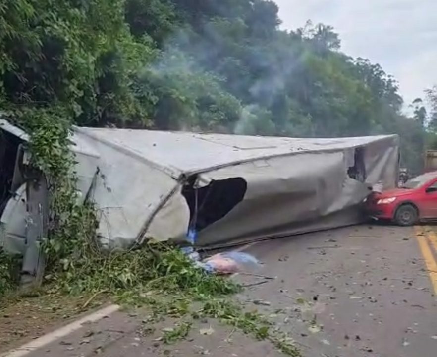 Caminhão sai de pista na descida da “Curva da Morte” em Muçum 1 Studio Notícias | Studio TV Caminhão sai de pista na descida da “Curva da Morte” em Muçum