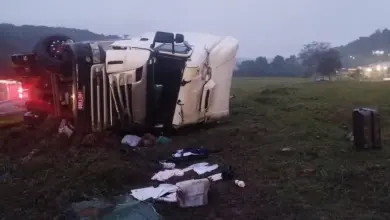 Studio Notícias | Studio TV Caminhoneiro morre após tombar veículo na RS-122 em Caxias do Sul; veículo tem placas de Bento Gonçalves