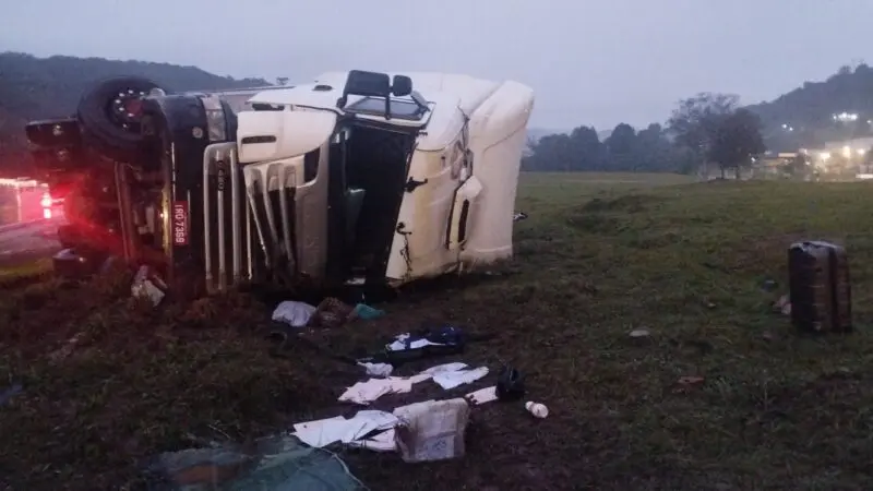 Caminhoneiro morre após tombar veículo na RS-122 em Caxias do Sul; veículo tem placas de Bento Gonçalves 1 Studio Notícias | Studio TV Caminhoneiro morre após tombar veículo na RS-122 em Caxias do Sul; veículo tem placas de Bento Gonçalves