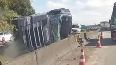 Studio Notícias | Studio TV Caminhoneiro morre prensado após carreta tombar na BR-101