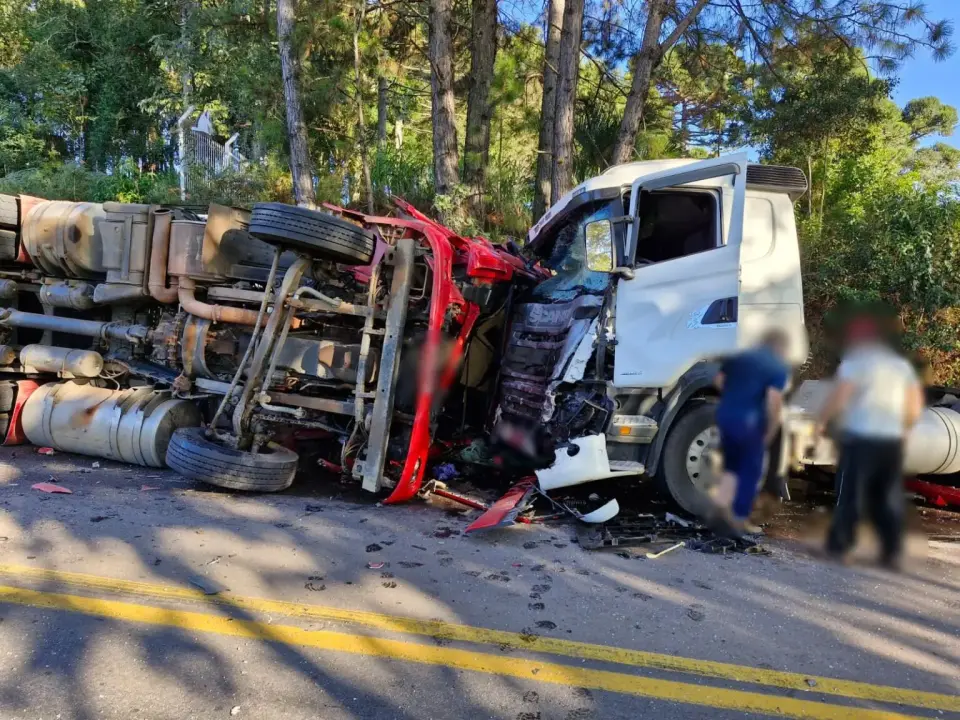 Studio Notícias | Studio TV Carreta tomba e colide de frente com caminhão na ERS-122 entre Antônio Prado e Ipê; fato envolve caminhão com placas de Nova Bassano
