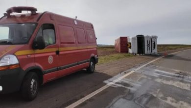 Studio Notícias | Studio TV Carreta tomba na BR-285 entre Lagoa Vermelha e Caseiros na manhã desta sexta-feira e motorista é socorrido com ferimentos leves
