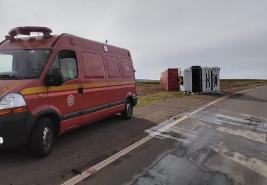 Carreta tomba na BR-285 entre Lagoa Vermelha e Caseiros na manhã desta sexta-feira e motorista é socorrido com ferimentos leves 1 Studio Notícias | Studio TV Carreta tomba na BR-285 entre Lagoa Vermelha e Caseiros na manhã desta sexta-feira e motorista é socorrido com ferimentos leves