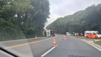 Studio Notícias | Studio TV Carreta tomba na ERS-122 em Flores da Cunha