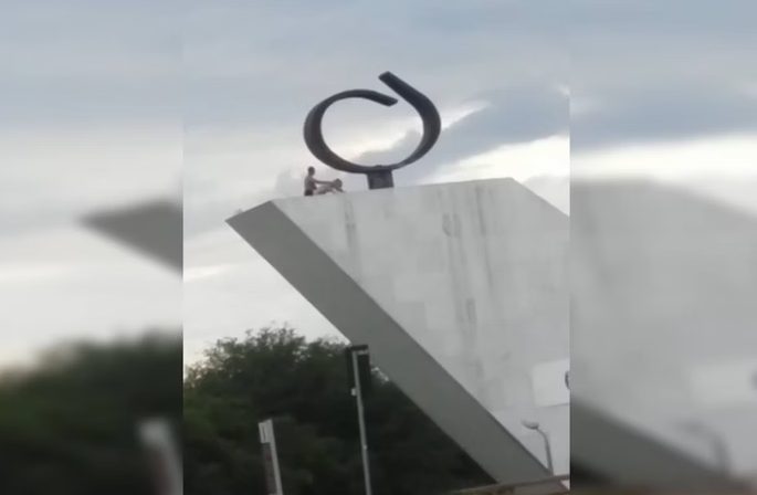 Casal é filmado em ato íntimo no Panteão da Pátria, em local com vista para o STF 1 Studio Notícias | Studio TV Casal é filmado em ato íntimo no Panteão da Pátria, em local com vista para o STF