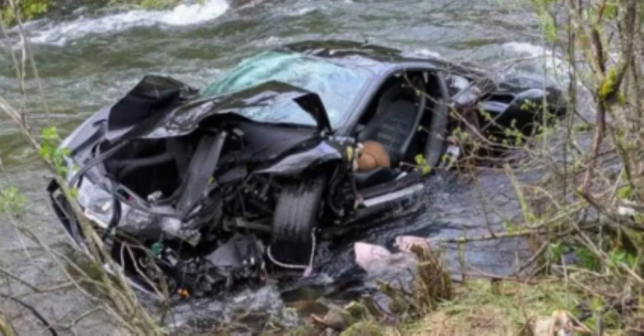 Casal morre após Ferrari de R$ 2,2 milhões sair da estrada a mais de 300 km/h e cair em rio 1 Studio Notícias | Studio TV Casal morre após Ferrari de R$ 2,2 milhões sair da estrada a mais de 300 km/h e cair em rio