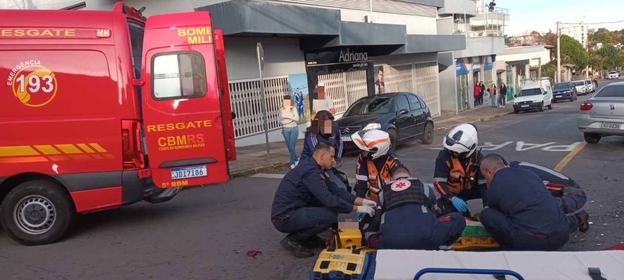 Colisão entre carro e moto deixa motociclista ferida em Bento Gonçalves 1 Studio Notícias | Studio TV Colisão entre carro e moto deixa motociclista ferida em Bento Gonçalves