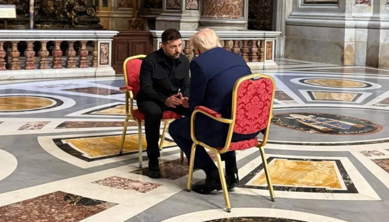 Conversa entre Zelensky e Trump no Vaticano fortalece negociações sobre sanções e defesa aérea 1 Studio Notícias | Studio TV Conversa entre Zelensky e Trump no Vaticano fortalece negociações sobre sanções e defesa aérea