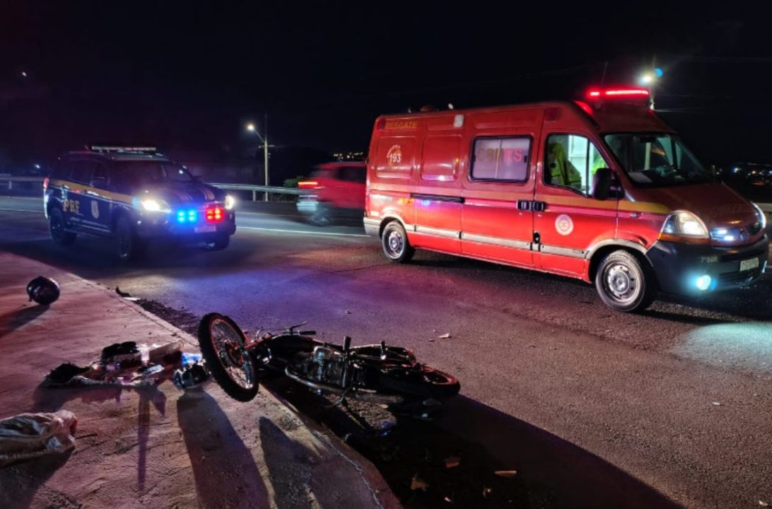 Duas pessoas ficam feridas em colisão entre moto e veículo na BR 285 em Lagoa Vermelha 1 Studio Notícias | Studio TV Duas pessoas ficam feridas em colisão entre moto e veículo na BR 285 em Lagoa Vermelha