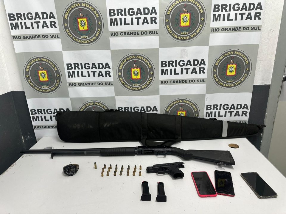 Dupla é presa e menor apreendido com arsenal ilegal em Caxias do Sul 1 Studio Notícias | Studio TV Dupla é presa e menor apreendido com arsenal ilegal em Caxias do Sul