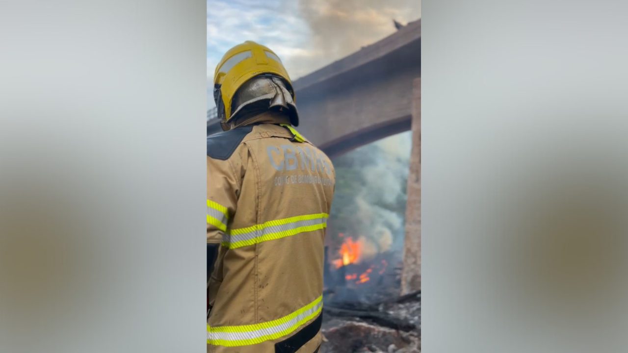 Incêndio de grandes proporções atinge área de mata na linha Alcântara, em Bento Gonçalves 1 Studio Notícias | Studio TV Incêndio de grandes proporções atinge área de mata na linha Alcântara, em Bento Gonçalves
