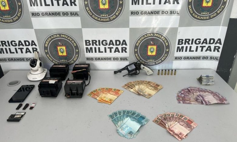 Studio Notícias | Studio TV Homem é preso com revólver e máquinas caça-níqueis em bar no centro de Caxias do Sul