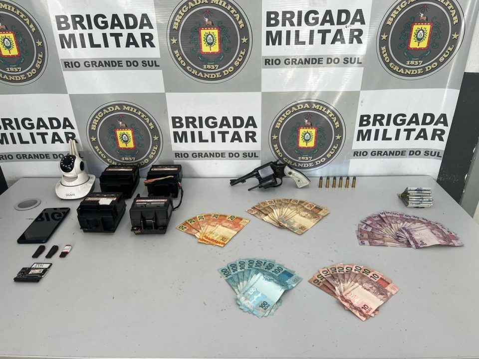 Studio Notícias | Studio TV Homem é preso com revólver e máquinas caça-níqueis em bar no centro de Caxias do Sul