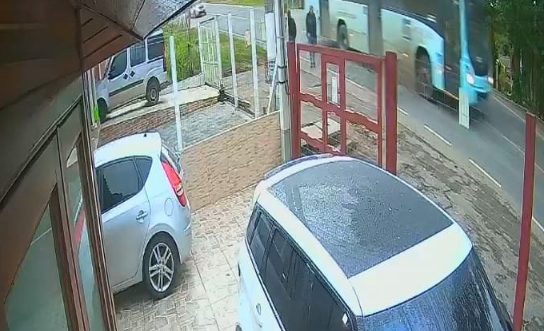 Jovem de 17 anos morre atropelado por ônibus na região metropolitana 1 Studio Notícias | Studio TV Jovem de 17 anos morre atropelado por ônibus na região metropolitana