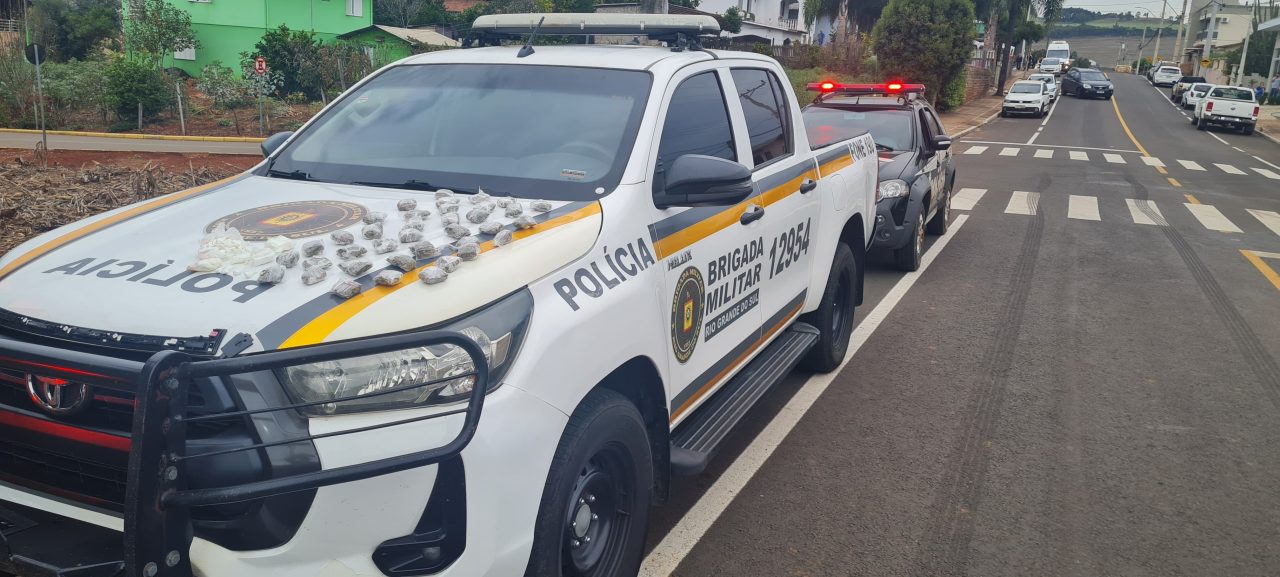 Jovens irmãs são presas por tráfico de drogas durante operação policial em Montauri 1 Studio Notícias | Studio TV Jovens irmãs são presas por tráfico de drogas durante operação policial em Montauri