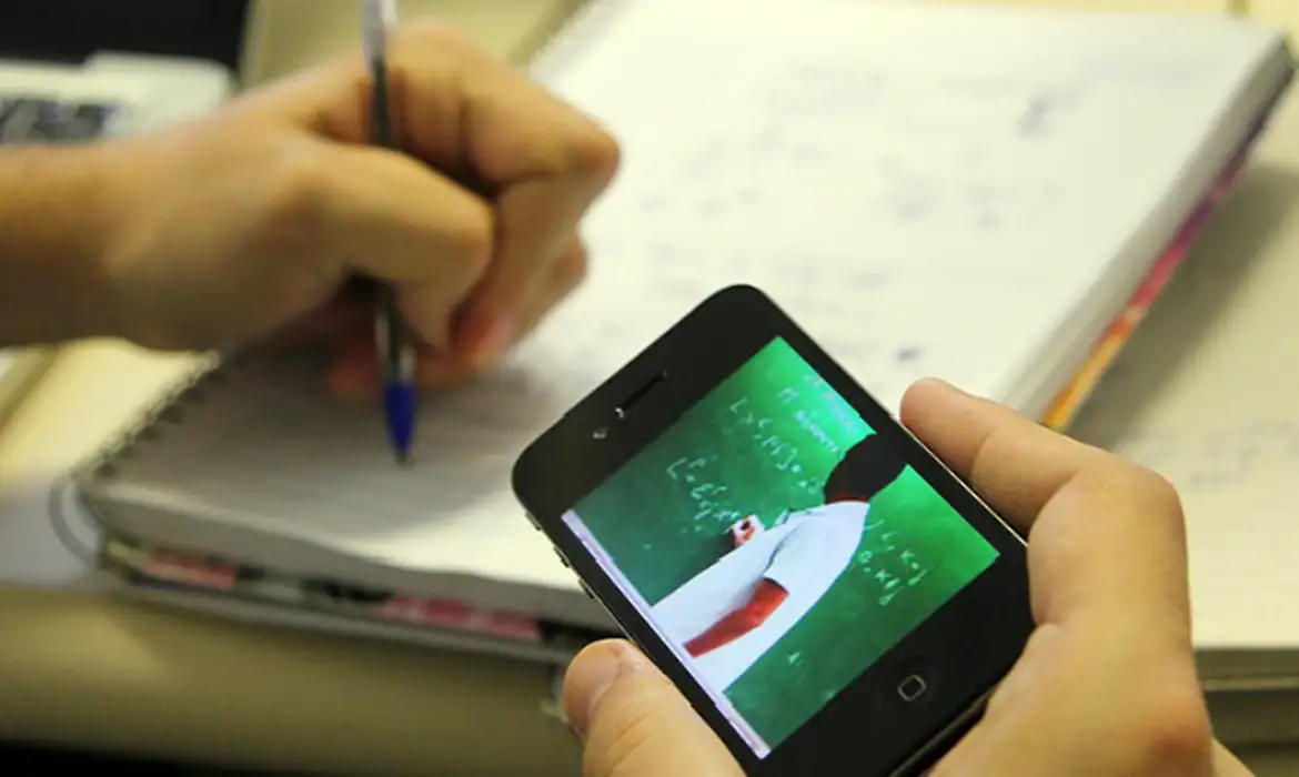 Nova política de ensino a distância no Brasil impõe limite e reforça exigências presenciais 1 Studio Notícias | Studio TV Nova política de ensino a distância no Brasil impõe limite e reforça exigências presenciais
