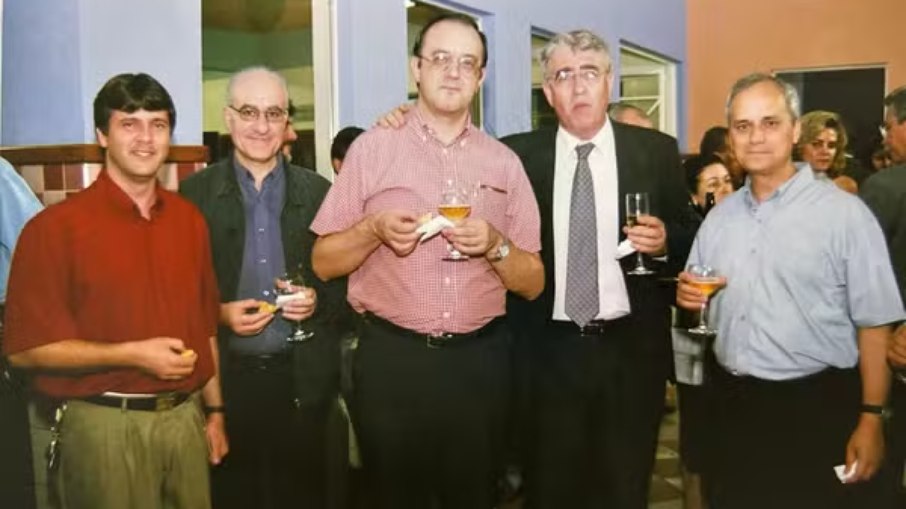Papa Leão XIV vira meme após foto bebendo cerveja no Brasil viralizar 1 Studio Notícias | Studio TV Papa Leão XIV vira meme após foto bebendo cerveja no Brasil viralizar