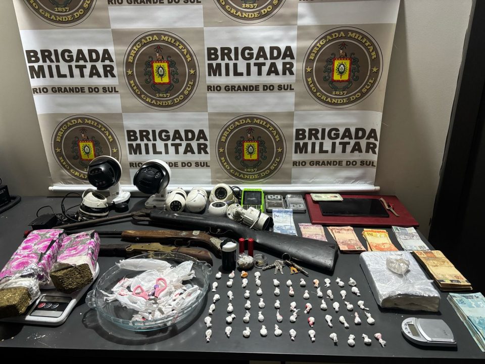 Brigada Militar prende cinco por tráfico e apreende drogas e armas em Canela 1 Studio Notícias | Studio TV Brigada Militar prende cinco por tráfico e apreende drogas e armas em Canela