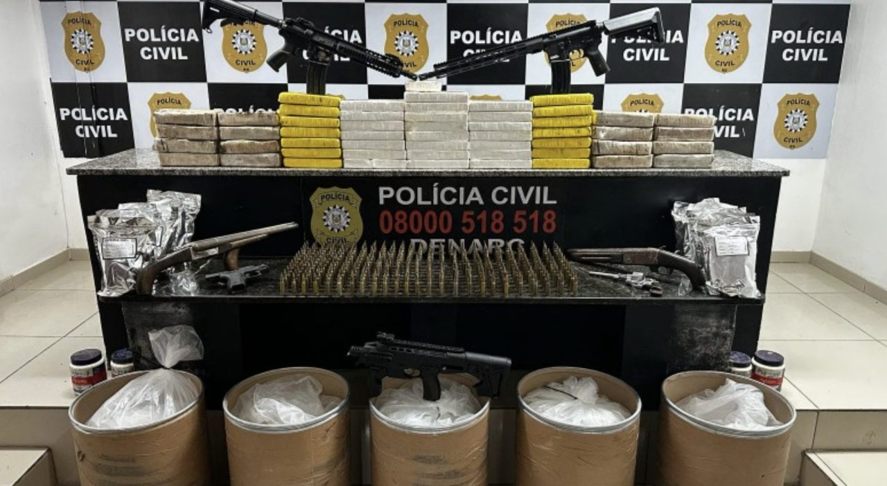 Polícia encontra laboratório de drogas e armas em sítio no RS após prender novo chefe do tráfico 1 Studio Notícias | Studio TV Polícia encontra laboratório de drogas e armas em sítio no RS após prender novo chefe do tráfico