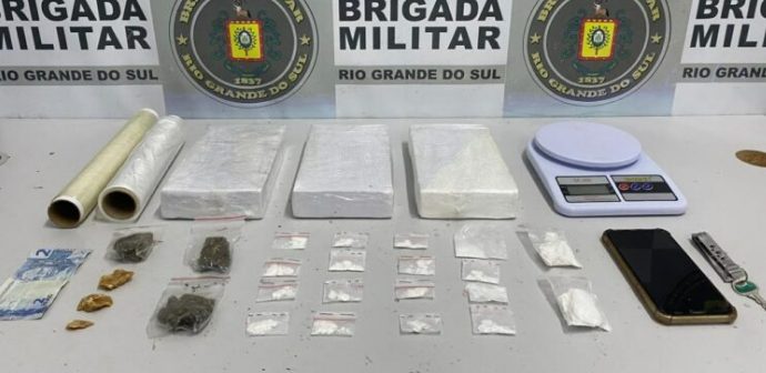 Polícia prende traficante com quase 3 quilos de cocaína em Caxias do Sul 1 Studio Notícias | Studio TV Polícia prende traficante com quase 3 quilos de cocaína em Caxias do Sul