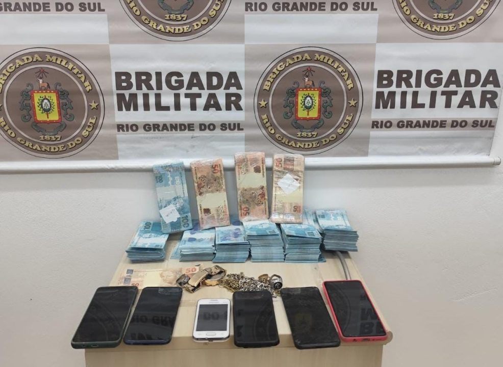Polícia Rodoviária apreende R$ 180 mil em cédulas falsas durante abordagem em Cruz Alta 1 Studio Notícias | Studio TV Polícia Rodoviária apreende R$ 180 mil em cédulas falsas durante abordagem em Cruz Alta