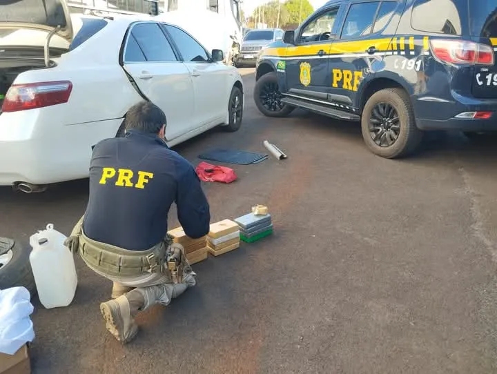 PRF apreende 13,5 kg de cocaína em carro com placas do Paraguai em Três Passos 1 Studio Notícias | Studio TV PRF apreende 13,5 kg de cocaína em carro com placas do Paraguai em Três Passos