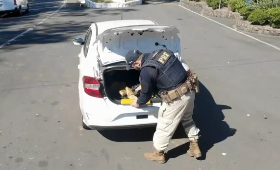 PRF apreende quase 90 kg de maconha com duas mulheres na BR-470, em Bento Gonçalves 1 Studio Notícias | Studio TV PRF apreende quase 90 kg de maconha com duas mulheres na BR-470, em Bento Gonçalves