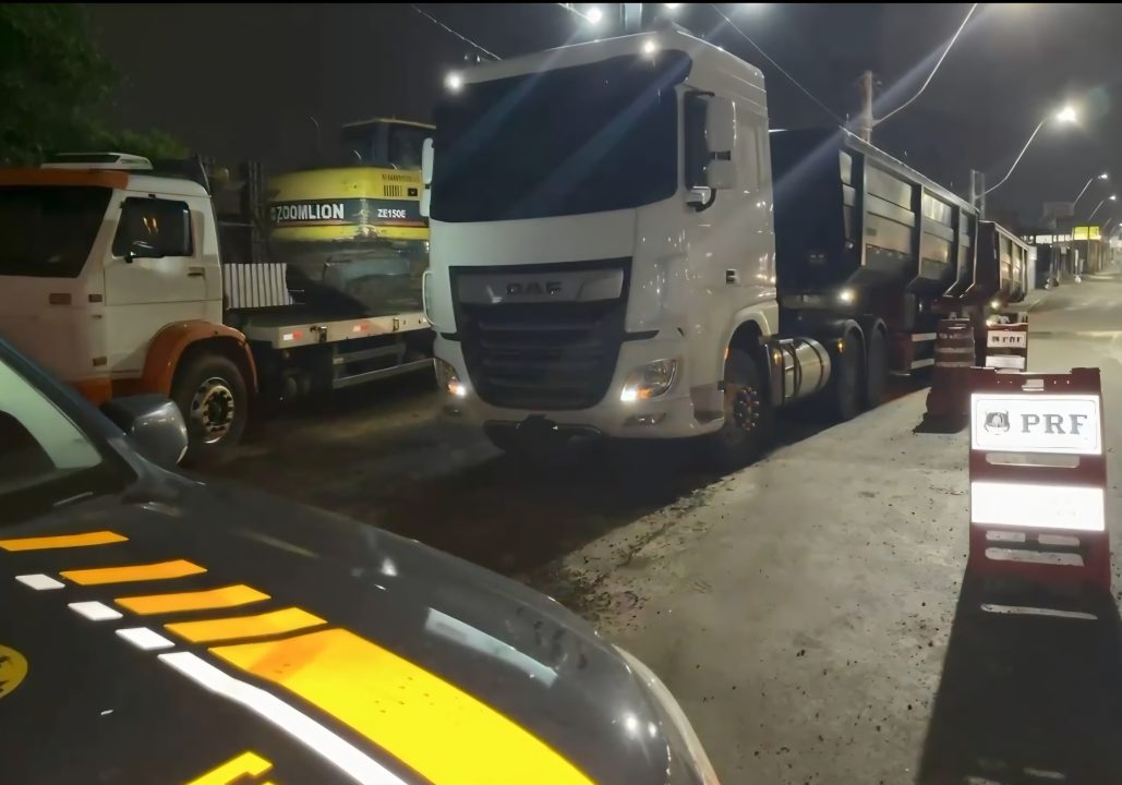 PRF flagra carreta com mais de 62 toneladas de excesso de peso na BR-290, em Porto Alegre 1 Studio Notícias | Studio TV PRF flagra carreta com mais de 62 toneladas de excesso de peso na BR-290, em Porto Alegre