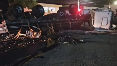 Studio Notícias | Studio TV Caminhão carregado com ferro tomba na BR-116 em São Marcos