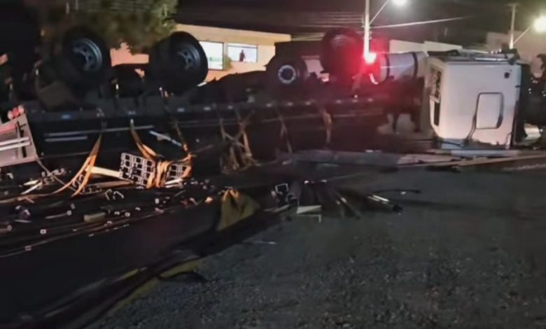 Studio Notícias | Studio TV Caminhão carregado com ferro tomba na BR-116 em São Marcos