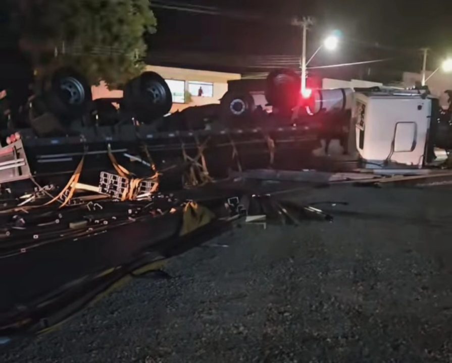 Caminhão carregado com ferro tomba na BR-116 em São Marcos 1 Studio Notícias | Studio TV Caminhão carregado com ferro tomba na BR-116 em São Marcos