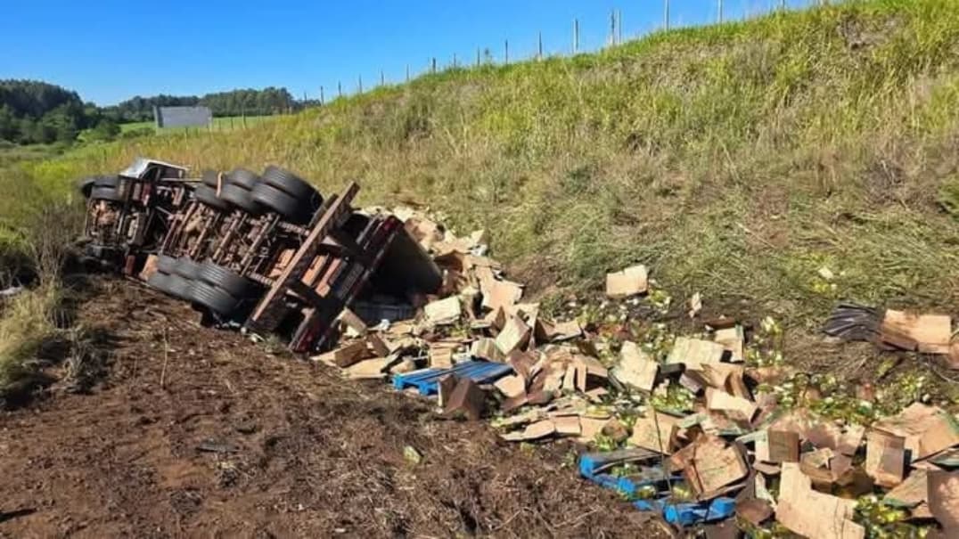 Caminhão tomba na ERS-324 em Passo Fundo e carga de azeite é saqueada 1 Studio Notícias | Studio TV Caminhão tomba na ERS-324 em Passo Fundo e carga de azeite é saqueada