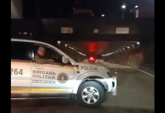 Tiroteio entre veículos bloqueia Túnel da Conceição em Porto Alegre 1 Studio Notícias | Studio TV Tiroteio entre veículos bloqueia Túnel da Conceição em Porto Alegre