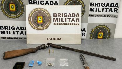 Studio Notícias | Studio TV BM prende dois homens com armas, drogas e faca após ameaça à companheira em Vacaria
