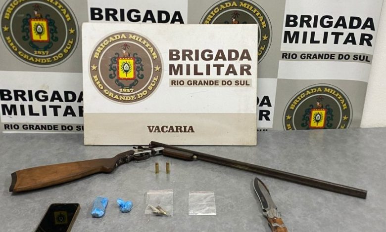 Studio Notícias | Studio TV BM prende dois homens com armas, drogas e faca após ameaça à companheira em Vacaria