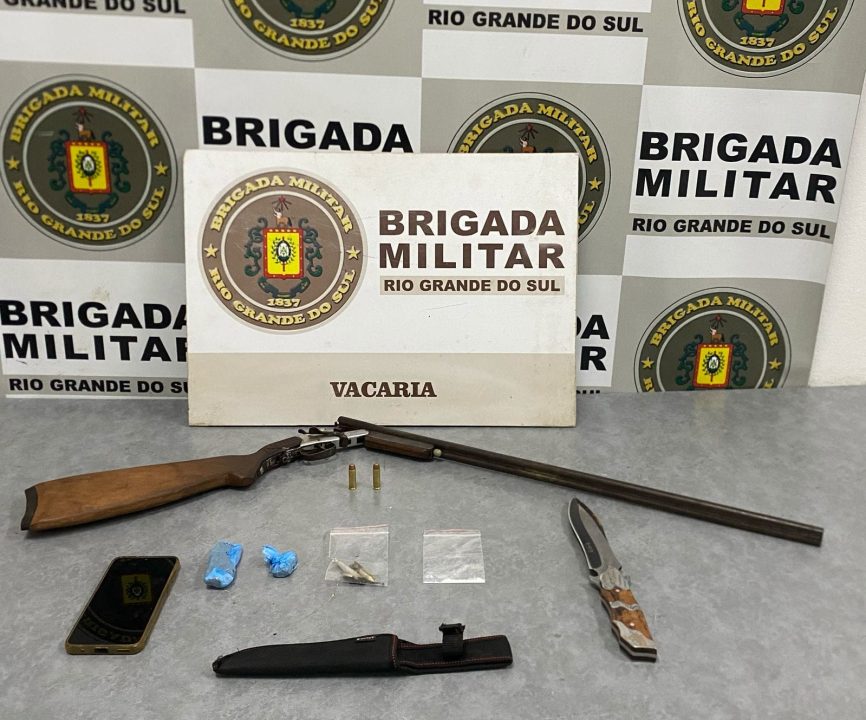 BM prende dois homens com armas, drogas e faca após ameaça à companheira em Vacaria 1 Studio Notícias | Studio TV BM prende dois homens com armas, drogas e faca após ameaça à companheira em Vacaria