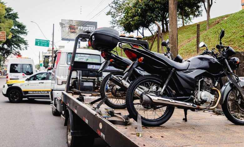 Studio Notícias | Studio TV Fiscalização de Trânsito de Caxias do Sul remove sete motocicletas por falta de licenciamento na tarde desta sexta-feira