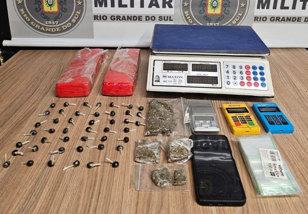 Brigada Militar apreende drogas e prende homem no bairro Conceição, em Bento Gonçalves 1 Studio Notícias | Studio TV Brigada Militar apreende drogas e prende homem no bairro Conceição, em Bento Gonçalves