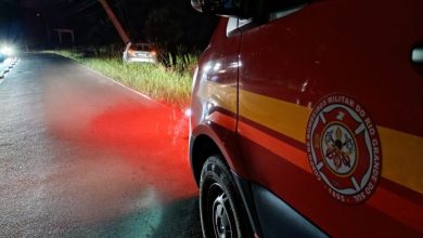 Studio Notícias | Studio TV Veículo colide contra poste no Vale dos Vinhedos em Bento Gonçalves na noite deste sábado