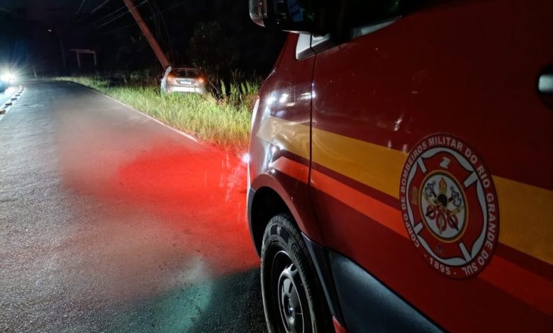 Studio Notícias | Studio TV Veículo colide contra poste no Vale dos Vinhedos em Bento Gonçalves na noite deste sábado