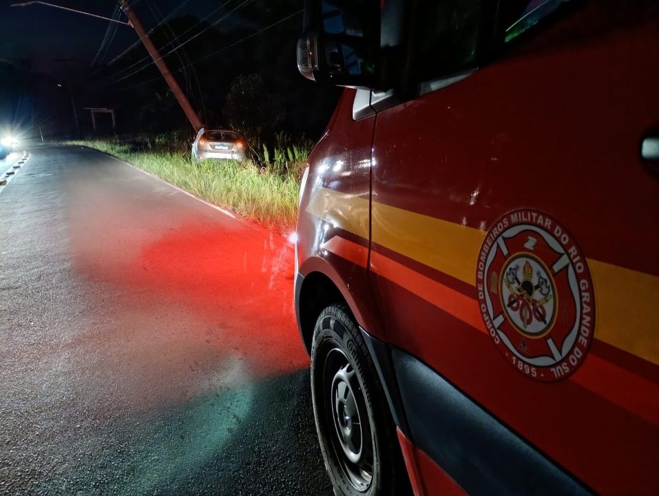 Studio Notícias | Studio TV Veículo colide contra poste no Vale dos Vinhedos em Bento Gonçalves na noite deste sábado