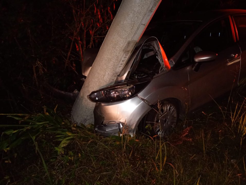 Studio Notícias | Studio TV Veículo colide contra poste no Vale dos Vinhedos em Bento Gonçalves na noite deste sábado
