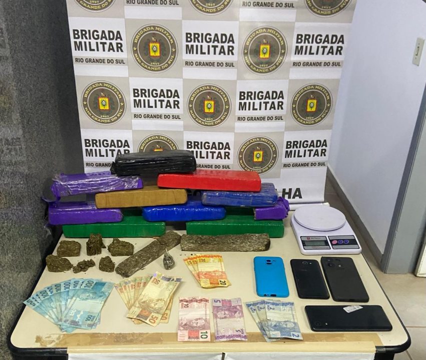 Brigada Militar prende dois homens com quase 5 kg de maconha em Lagoa Vermelha 1 Studio Notícias | Studio TV Brigada Militar prende dois homens com quase 5 kg de maconha em Lagoa Vermelha