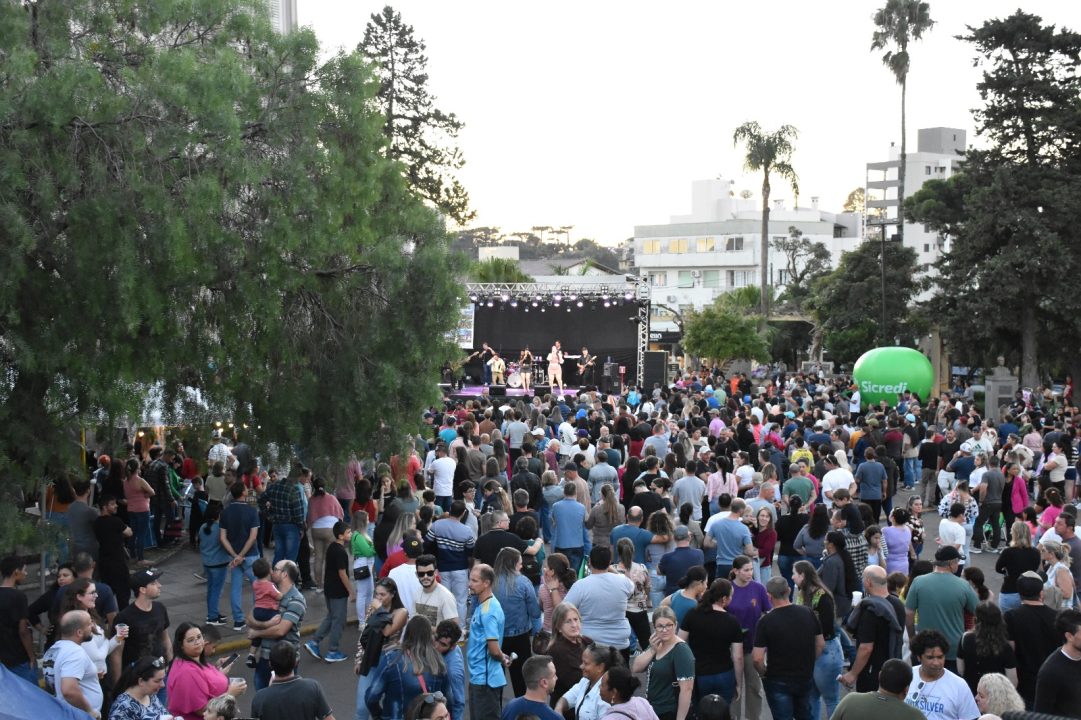 Veranópolis celebra Dia do Trabalhador com evento que reuniu mais de 4 mil pessoas na Praça XV 1 Studio Notícias | Studio TV Veranópolis celebra Dia do Trabalhador com evento que reuniu mais de 4 mil pessoas na Praça XV