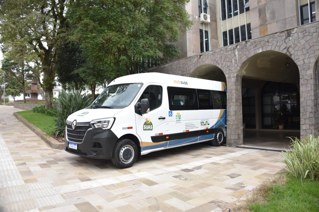 APAE de Veranópolis recebe nova van para transporte de alunos 1 Studio Notícias | Studio TV APAE de Veranópolis recebe nova van para transporte de alunos